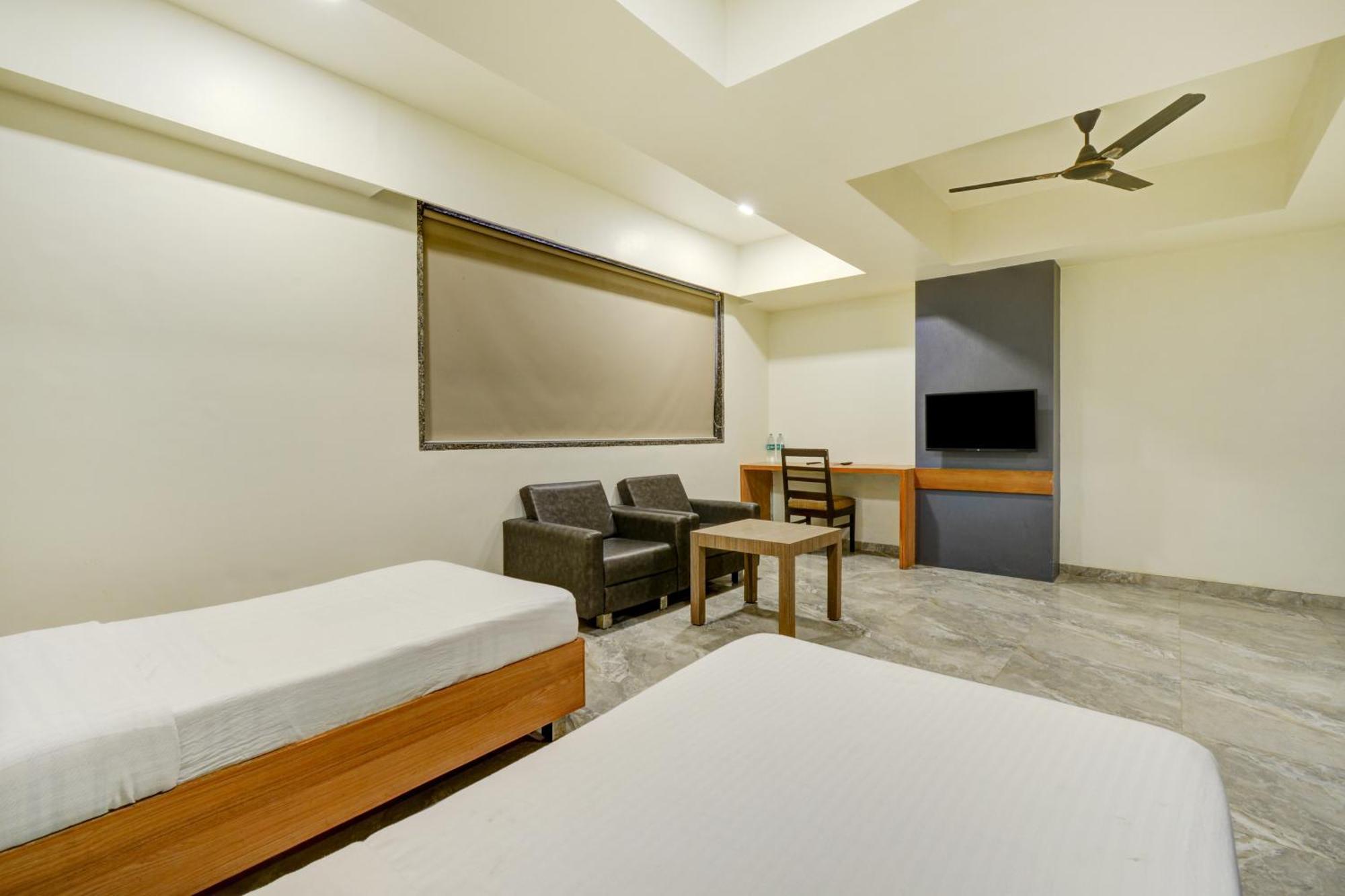 Hotel Desert Inn Tharad Exterior foto