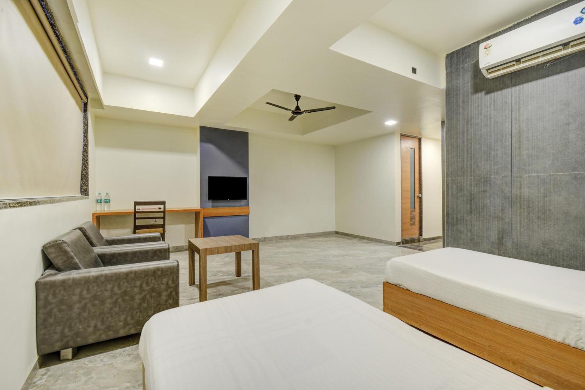 Hotel Desert Inn Tharad Exterior foto